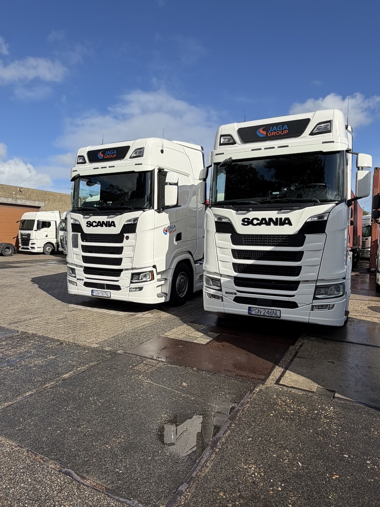 Dwa białe ciągniki Scania z logo JAGA GROUP